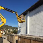 Pintando fachada en nave de Granollers